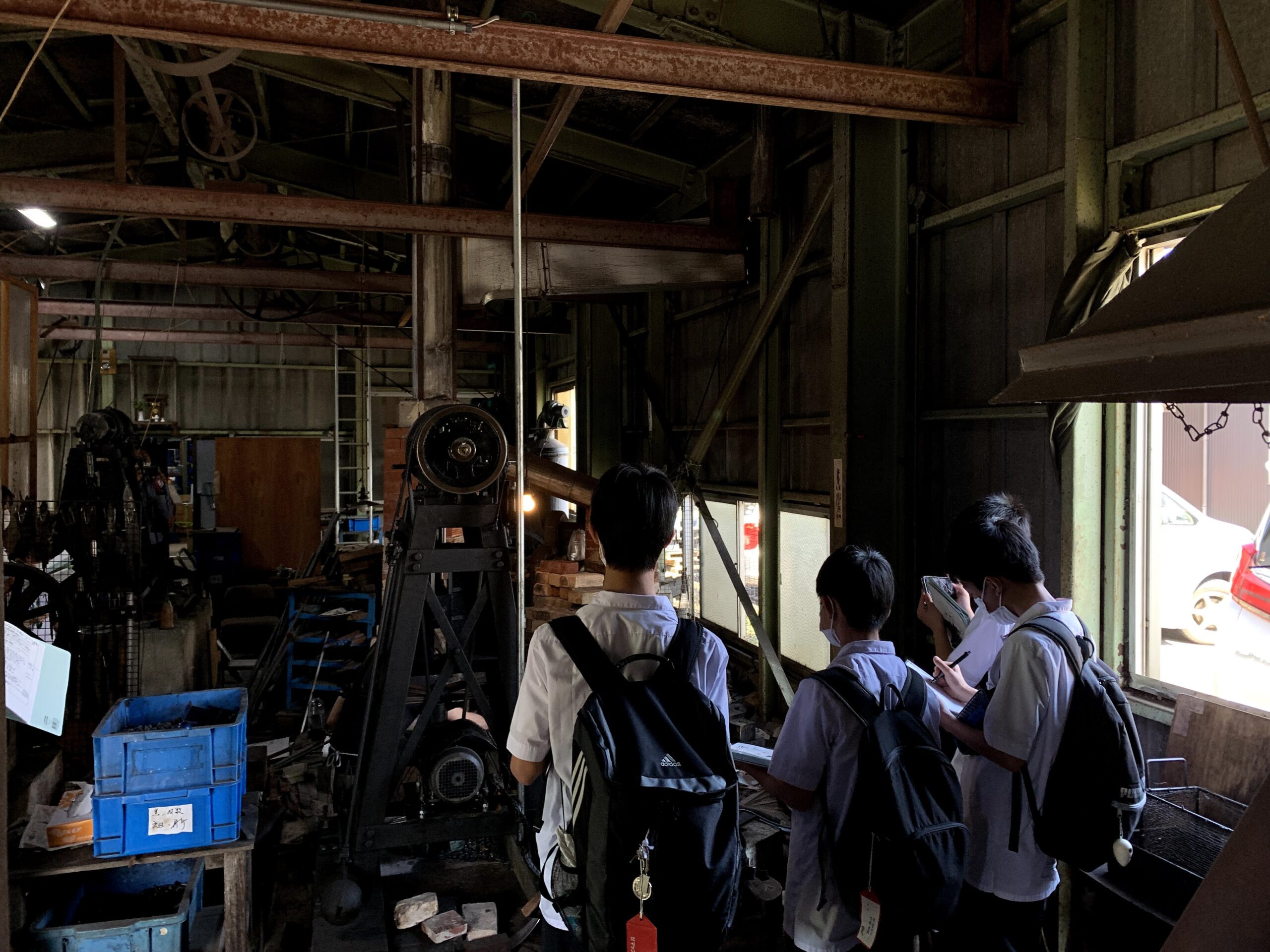 
ChatGPT:
ChatGPT
修学旅行生が工房や展示施設を見学している様子を描いた画像。学生たちが伝統工芸の制作過程を学び、職人の技術を体感しながら、日本の文化や歴史に触れている場面。