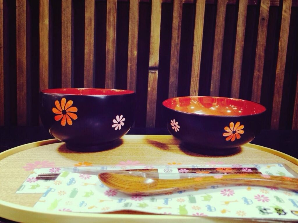 百貨店催事で展示された越前漆器や越前打刃物の美しい商品群。伝統工芸の魅力が詰まったアイテムが並んでいる。