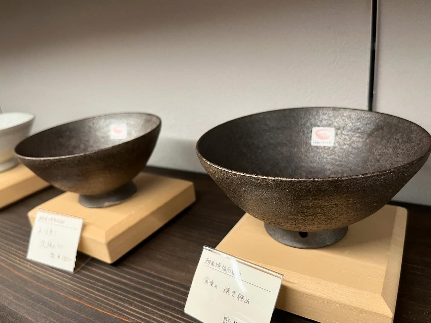 銀座「ふくい食の国291」に常設展示されている越前焼の飯碗。シンプルで温かみのあるデザインが魅力的です。
