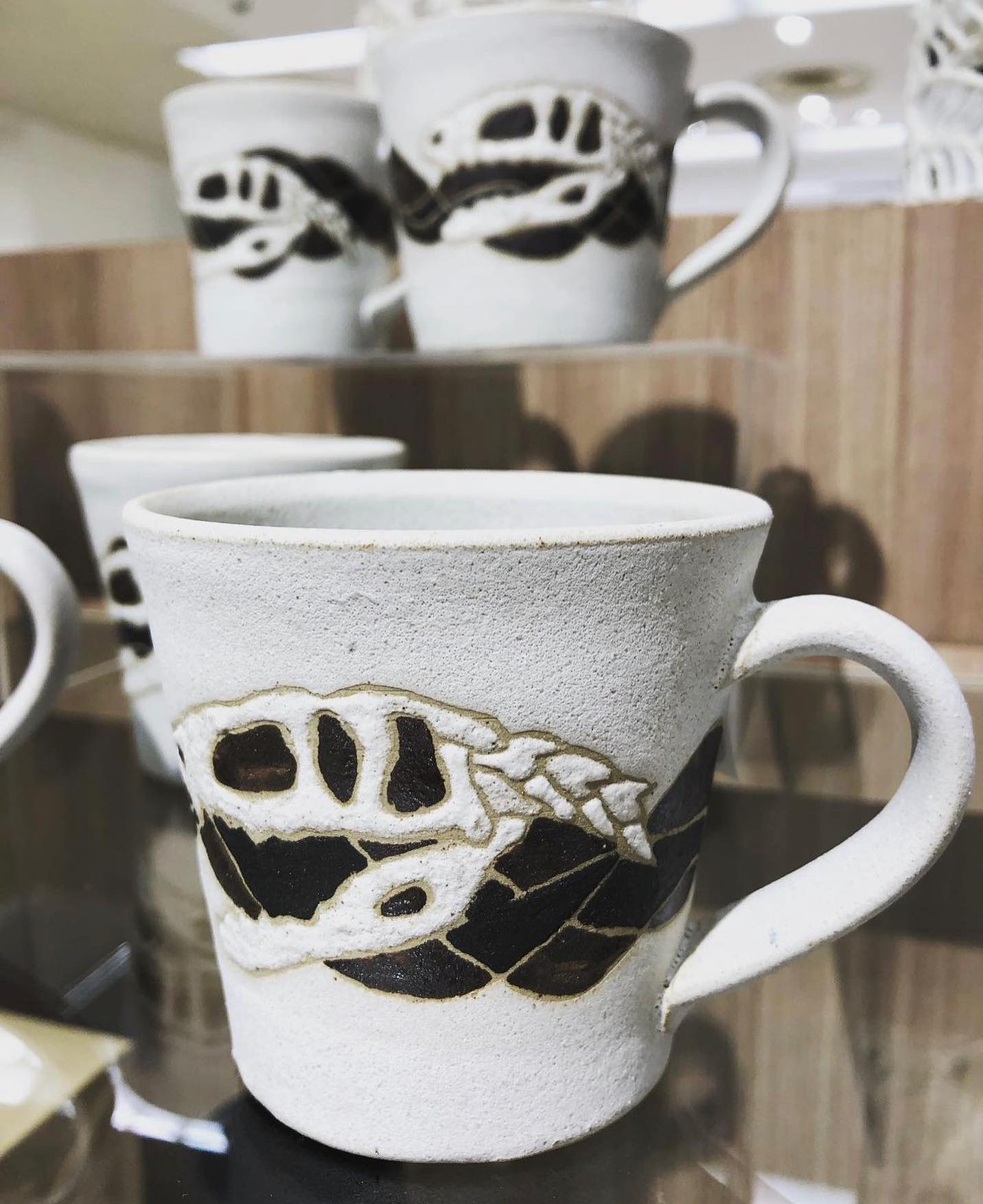 恐竜をモチーフにした越前焼の新作マグカップ。SDGsを意識したデザインで、福井の伝統工芸の技術が活かされています。日常使いにもギフトにも最適。