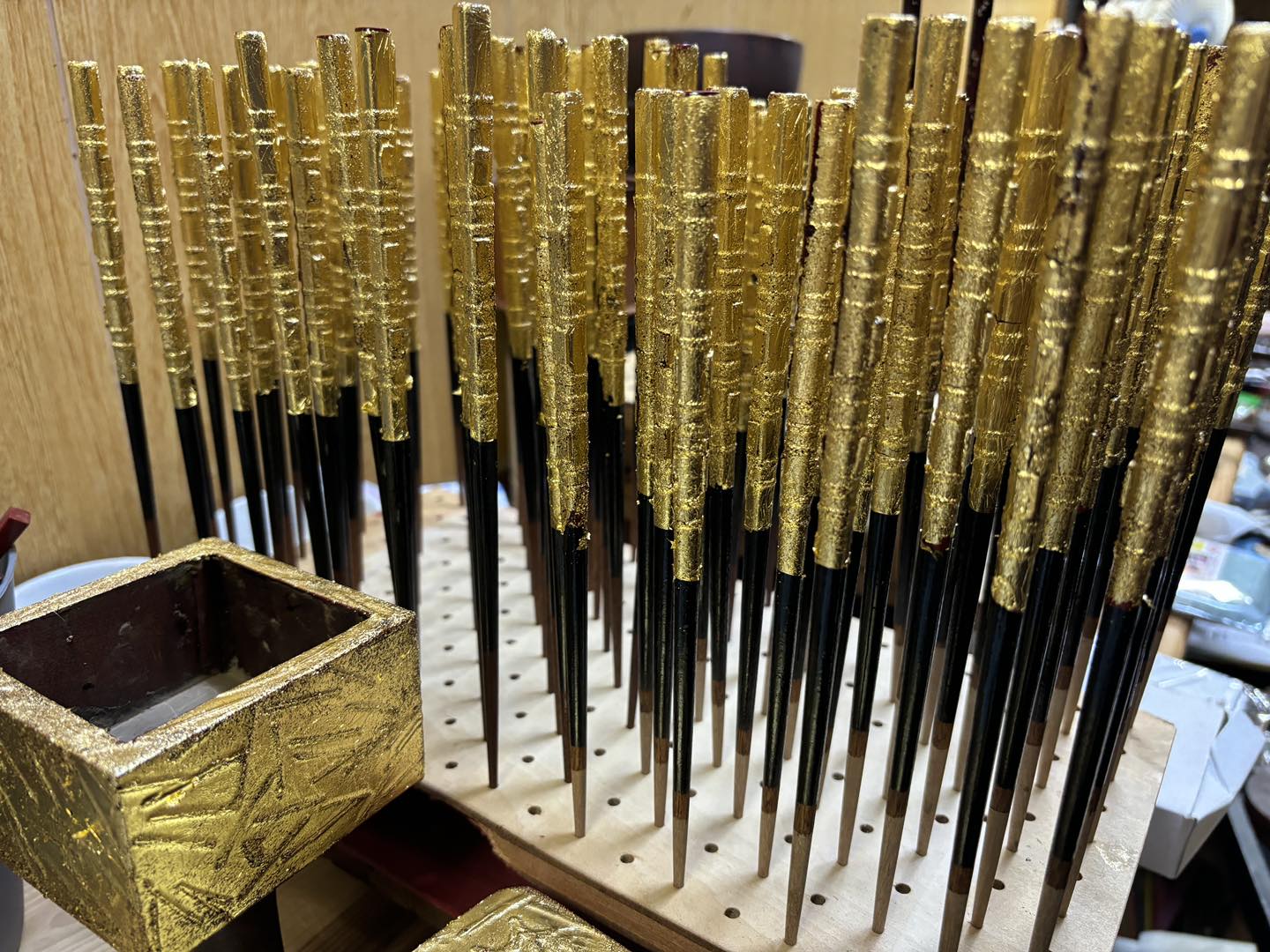 若狭塗箸の美しい金箔装飾を紹介する画像。繊細な箔置き技術が施された伝統工芸品。
