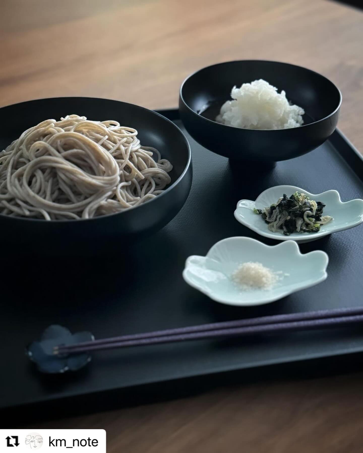 越前漆器の浅い大鉢に盛り付けられた新蕎麦のランチ